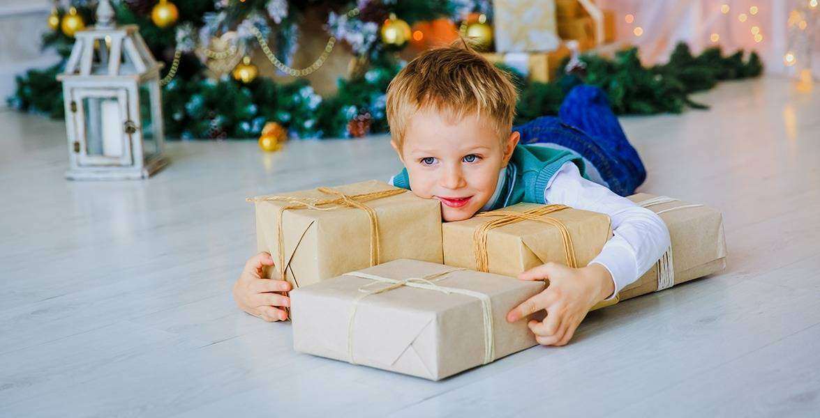 Ar trebui sa-i rasfatam pe cei mici de Craciun?