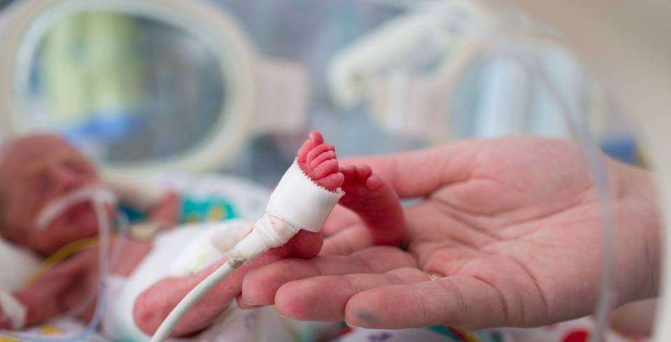 bebe in incubator