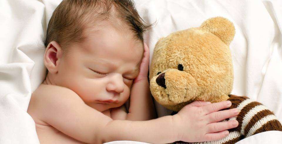 Bebe cu ursulet in brate