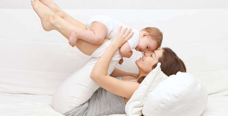 Mama cu copilul in brate