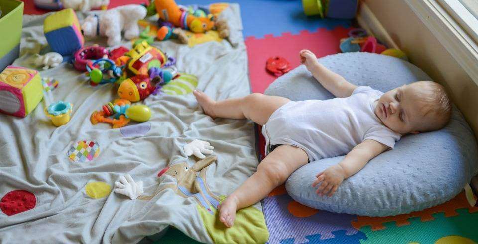 Bebe dormind printre jucarii
