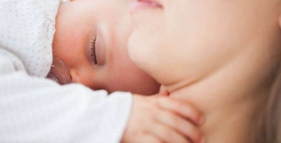Bebelus nou nascut doarme pe mama
