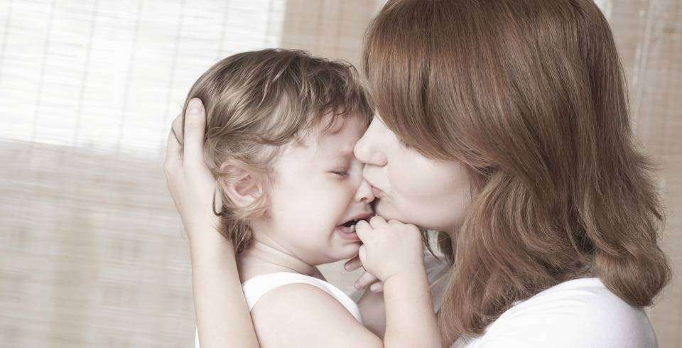 Mami il linisteste pe bebe