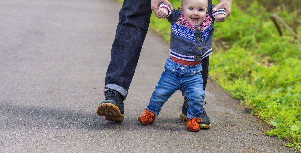 Tati il ajuta pe bebe cu primii pasi