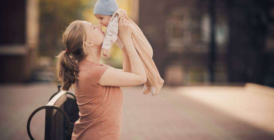 Mama cu bebelus in brate