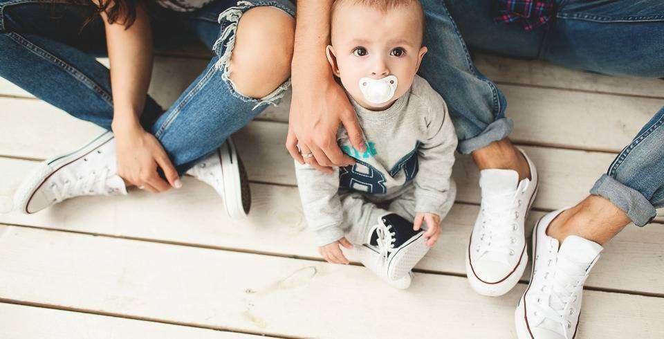 Bebelus cu mama si tata, in blugi