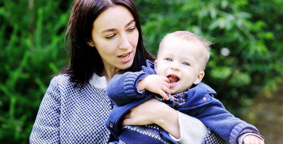Mama cu copilul in brate
