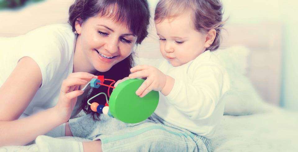 Cum construiesti increderea copiilor in ei insisi: bebe si mami se joaca