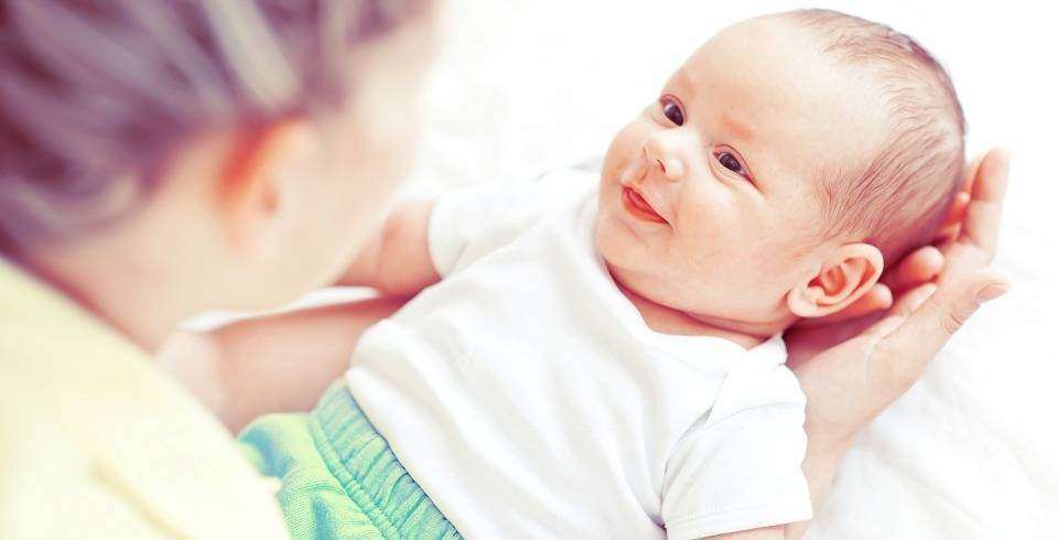 Cum construiesti increderea copiilor in ei insisi: mama care tine bebe in brate