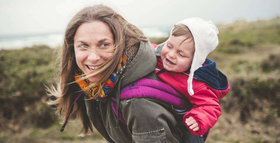 Mama cu copilul in excursie