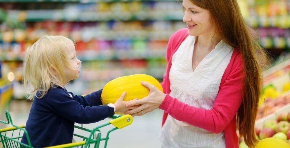 Mama cu baietelul la cumparaturi in supermarket