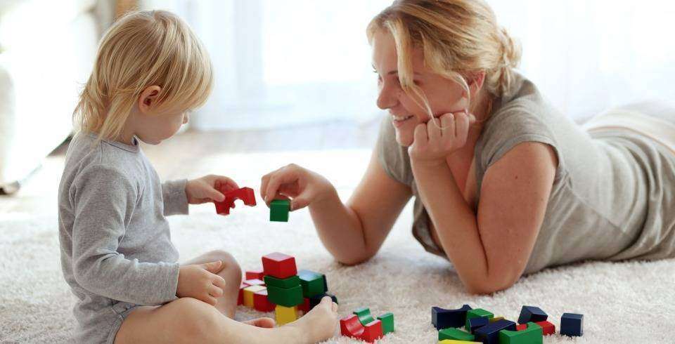 Mama se joaca lego cu baietel blond