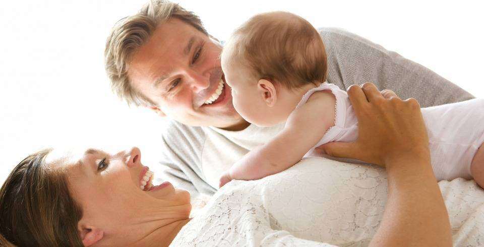 Familie fericita, mama tata si bebelus