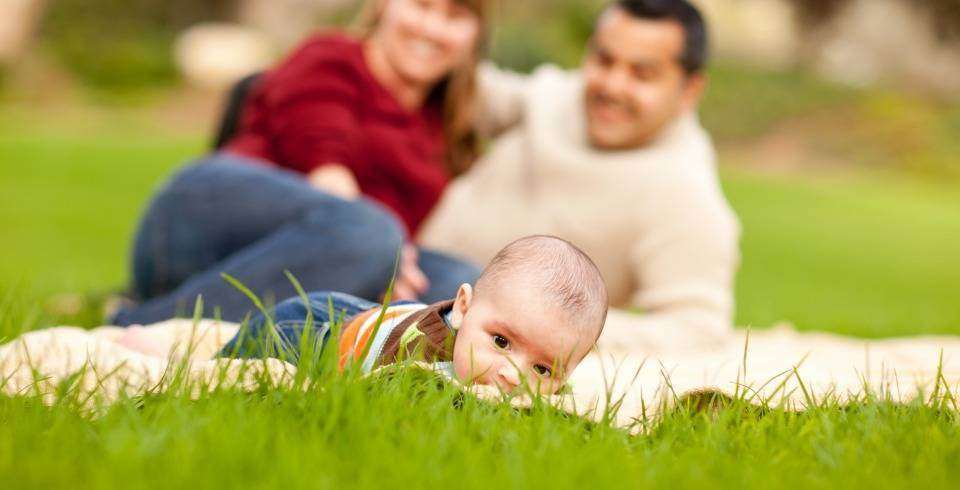 Familie cu copil in parc