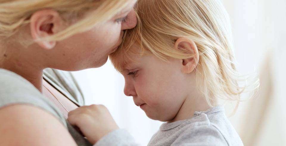 Mama cu baietel blond, il saruta pe frunte