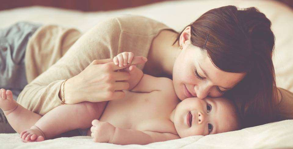 Mama isi alinta bebelusul inainte de culcare