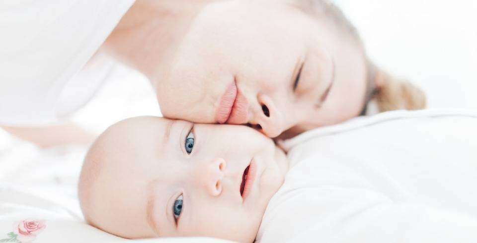 Selfie mama cu bebelus supraexpus
