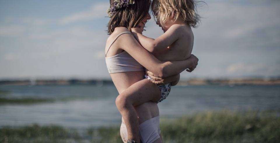 Sora cu fratiorul in brate la mare