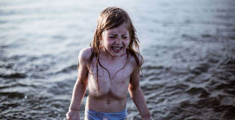 Fetita la mare plange