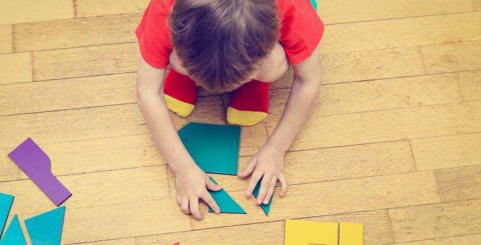 Baietel cu puzzle