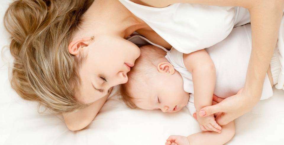 Bebelus care doarme alaturi de mamica